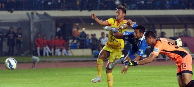 PIALA BHAYANGKARA : Samsul Arif Pimpin Pencetak Gol Sementara