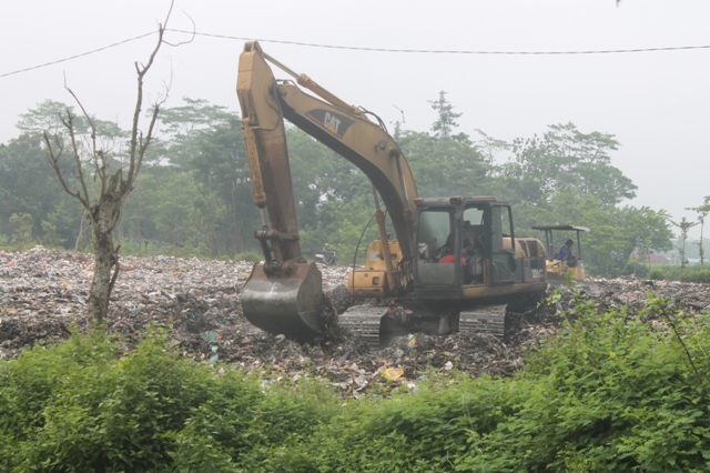 Pengurukan sampah di tempat pembuangan akhir (TPA) Joho menggunakan alat berat,Kamis (31/3/2016). Sesuai prediksi, TPA Joho akan mengalami overcapacity dalam dua pekan ke depan. (JIBI/Solopos/Istimewa)