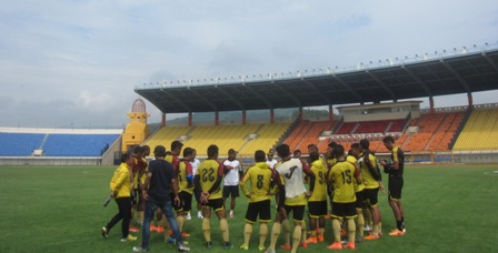 Pelatih Sriwijaya FC, Widodo Cahyono Putro (tengah), member pengarahan kepada anak asuhnya seusai latihan di Stadion Si Jalak Harupat, Kabupaten Bandung, Jumat (29/4/2016). (Hanifah Kusumastuti/JIBI/Solopos)