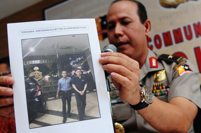 Kadiv Humas Mabes Polri Brigjen Pol Boy Rafli Amar memperlihatkan gambar penangkapan buron kasus Bank Century, Hartawan Aluwi, saat memberikan keterangan pers di Mabes Polri, Jakarta, Jumat (22/4/2016). Polri menangkap buron kasus skandal dana talangan Bank Century, Hartawan Aluwi, saat tiba di Bandara Soekarno Hatta, Tangerang, Banten, Kamis (21/4/2016) malam, setelah dideportasi otoritas Singapura. Hartawan adalah Komisaris PT Antaboga Delta Sekuritas Indonesia yang meninggalkan Indonesia dan menetap di Singapura sejak 2008. (JIBI/Solopos/Antara/Teresia May)