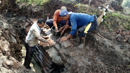 Petugas Balai Pelestarian Cagar Budaya (BPCB) Jateng membersihkan struktur batu bata kuno yang diperkirakan merupakan candi di Dukuh Gunung Wijil, Desa Giriroto, Ngemplak, Boyolali, Selasa (5/4/2016). (Muhammad Ismail/JIBI/Solopos)