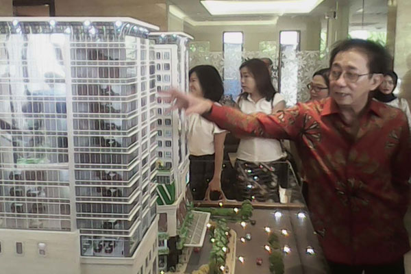 Direktur Utama Sido Muncul, Irwan Hidayat, menunjukkan maket hotel, mal, dan apartemen Tentrem Semarang di Jl. Gajahmada, Semarang, setelah ground breaking, Jumat (29/4/2016).