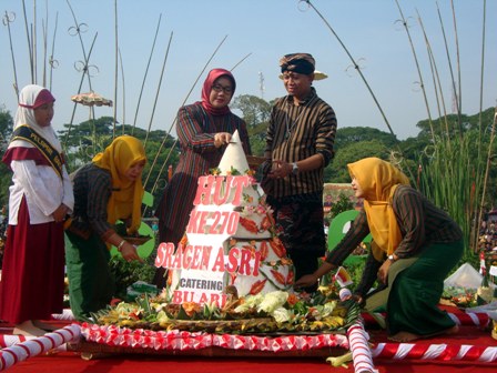 Bupati Sragen Kusdinar Untung Yuni Sukowati dan Wabup Dedy Endriyatno memotong tumpeng ageng dalam puncak Hari Jadi Ke-270 Kabupaten Sragen di Alun-alun Sasana Langen Putra Sragen, Jumat (27/5/2016). (Tri Rahayu/JIBI/Solopos)