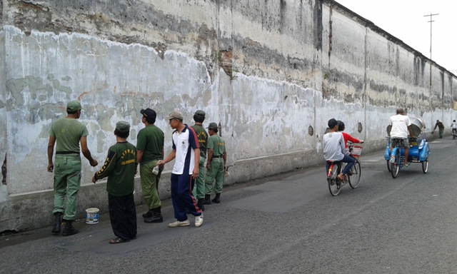 LINMAS SOLO : Ratusan Linmas Mengecat Tembok Keraton