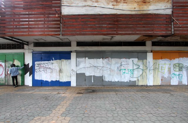 Coretan aksi vandalisme banyak terlihat di kawasan pertokoan, Jl. Slamet Riyadi, Solo, Senin (9/5/2016). Pertokoan di ruas jalan tersebut merupakan salah satu kawasan yang banyak terdampak aksi vandalisme. Pemkot Solo akan memberikan sanksi tegas pidana bagi pelaku vandalisme yang tertangkap sesuai Perda No.29 Tahun 1981 tentang Kebersihan dan Keindahan Kota. (Ivanovich Aldino/JIBI/Solopos)