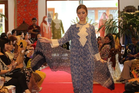 FASHION SHOW : Pesona Batik Danar Hadi dalam The Beauty of Ramadhan
