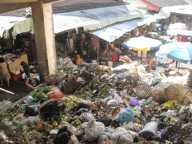 Sampah di TPS Pasar Induk Kota Klaten menumpuk selama dua pekan terakhir. Tumpukan sampah itu dikeluhkan pedagang. Foto diambil Jumat (10/6/2016). (Taufiq Sidik Prakoso/JIBI/Solopos)