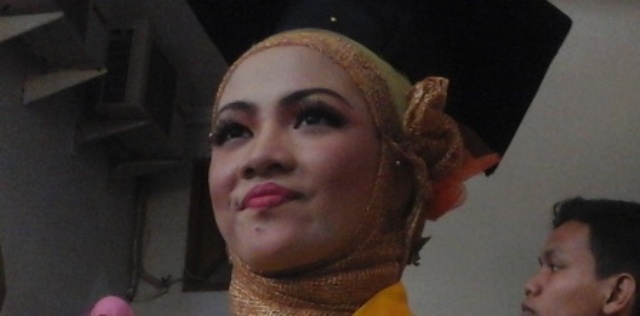 KISAH INSPIRATIF : Firna Anak Pemulung Lulus Cum Laude Ingin Temui Jokowi...