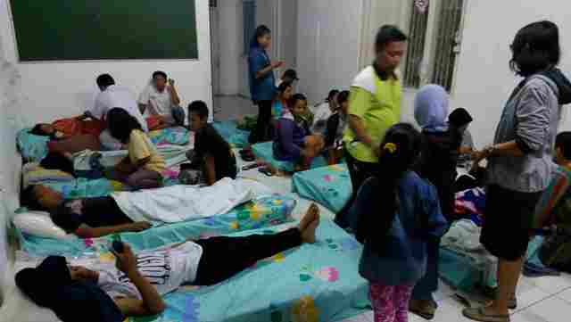 Sejumlah pasien keracunan menjalani rawat inap di Puskesmas Gondang, Rabu (13/7/2016) malam. Kondisi puskesmas yang overload membuat pasien terpaksa dirawat di ruang lobi dan aula puskesmas. (Moh. Khodiq Duhri/JIBI/Solopos)