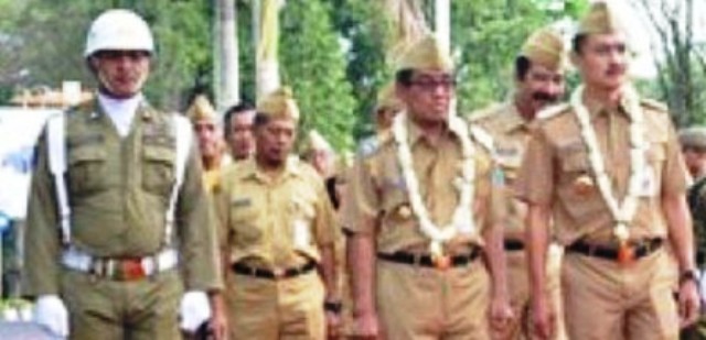 Prosesi pelepasan Wali Kota Salatiga Yuliyanto dan Wakil Walikota Salatiga Muh. Haris yang diikuti pejabat dan jajaran PNS di lingkungan Pemkot Salatiga, Senin (11/7/2016). (Jatengprov.go.id)