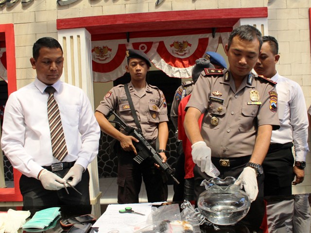 NARKOBA KARANGANYAR : 32,15 Gram Sabu-Sabu Dilarutkan Ke Dalam Air