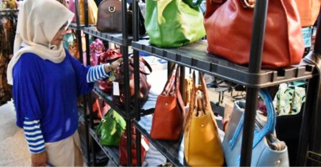 Seorang pengunjung mengamati tas kulit pada pameran UMKM di Semarang, Jateng, Selasa (23/8/2016). (JIBI/Solopos/Antara/R. Rekotomo)