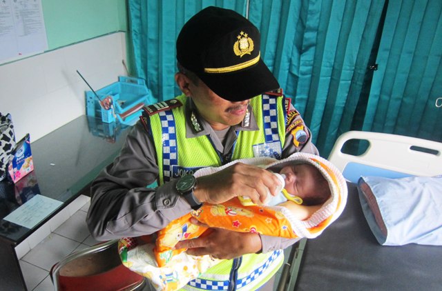PENEMUAN BAYI KARANGANYAR : Malangnya, Bayi Lucu Ini Dibuang di Teras Rumah Warga Colomadu