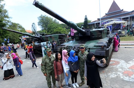 Puluhan Kendaraan Tempur TNI Turun di Jalan-Jalan Solo