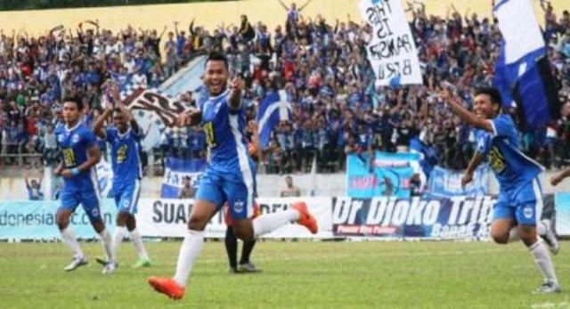 Bek PSIS Semarang, Anhar Latif Prayogo (tengah), melakukan selebrasi seusai menjebol gawang PPSM Magelang pada laga lanjutan Grup 4 ISC B 2016 di Stadion Jatidiri, Semarang, Sabtu (27/8/2016). Laga itu berhasil dimenangi PSIS dengan skor tipis 1-0. (Imam Yuda Saputra/JIBI/Semarangpos.com)