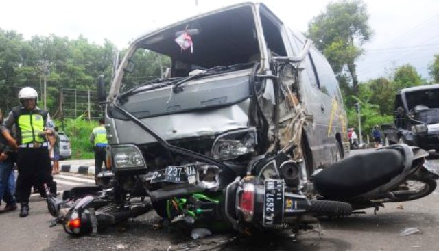 FOTO KECELAKAAN SALATIGA : Dahsyatnya Akibat Rem Blong di JLS...