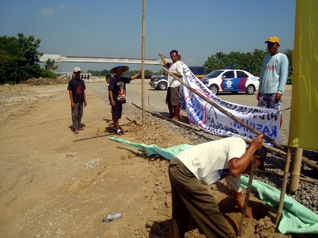 TOL SOLO-KERTOSONO : Warga Ngampunan Sragen Blokade Proyek Tol