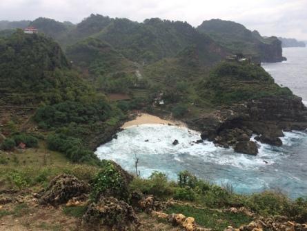Pemandangan Pantai Sembukan dari teras pandang bukit Pantai Sembukan (Mariyana Ricky/JIBI/Solopos)