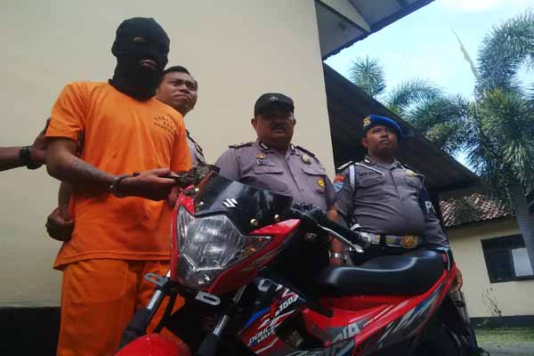Pelaku penusukan Adnan Havid Pamungkas, WN diamankan petugas kepolisian beserta barang bukti motor Satria FU, Rabu (5/10/2016). (Yudho Priambodo/JIBI/Harian Jogja)