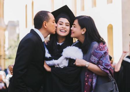 Foto-Foto Cantik Maudy Ayunda Wisuda di Oxford » Solopos.com