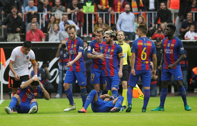 VALENCIA VS BARCELONA : Insiden Lempar Botol Hingga Kuaci