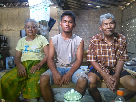 Abdul Azis (tengah) bersama orang tuanya. Mahasiswa IPB itu meraih berbagai penghargaan berkat temuannya berupa gula dari kulit singkong. (Aries Susanto/JIBI/Solopos)