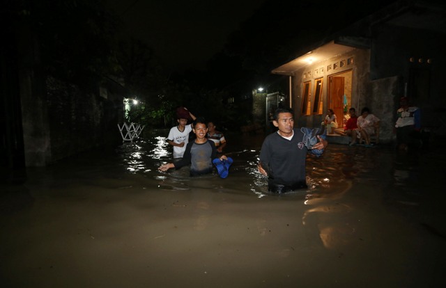 BANJIR SOLO : Korban Banjir Beda Pendapat Wacana Relokasi