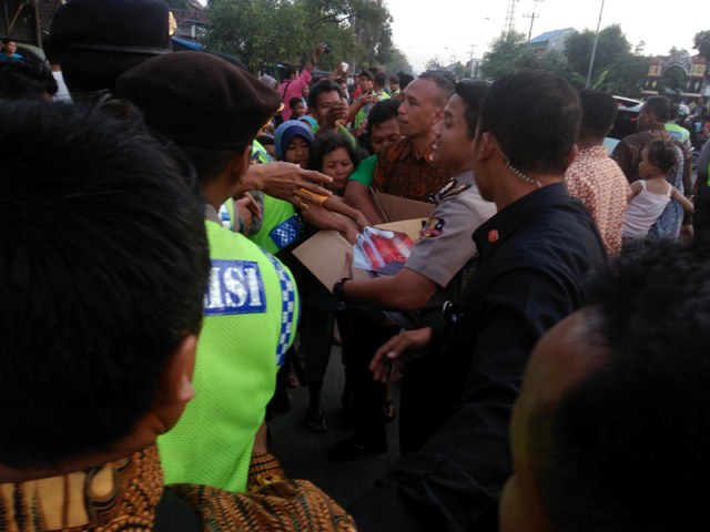 Jokowi Bagikan Buku Tulis, Jalan Solo-Sragen Macet