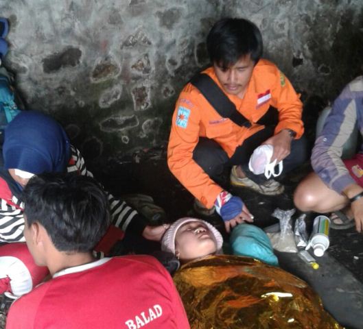 Pendaki Lawu Siswi SMK Dievakuasi SAR MDMC Karanganyar