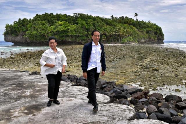 Setelah “Payung” & “Sepatu Rp150.000”, Jokowi Cuci Muka di Pantai Miangas