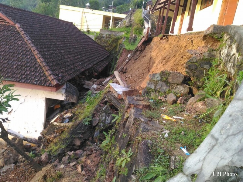 LONGSOR PONOROGO : 2017, Gedung SMPN 4 Ngrayun Diperbaiki