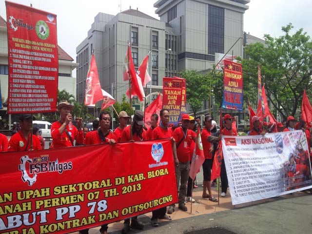 Para buruh yang tergabung dalam Kongres Aliansi Serikat Buruh Indonesia (KASBI) Jateng berdemo di depan Kantor Gubernur Jateng, Jl. Pahlawan, Semarang, Senin (31/10/2016). Mereka berdemo menolak penetapan upah berdasarkan PP No. 78/2015. (Imam Yuda Saputra/JIBI/Semarangpos.com)