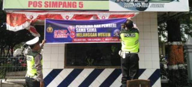PUNGLI POLISI : Polres Grobogan Pamerkan Spanduk Anti Pungli