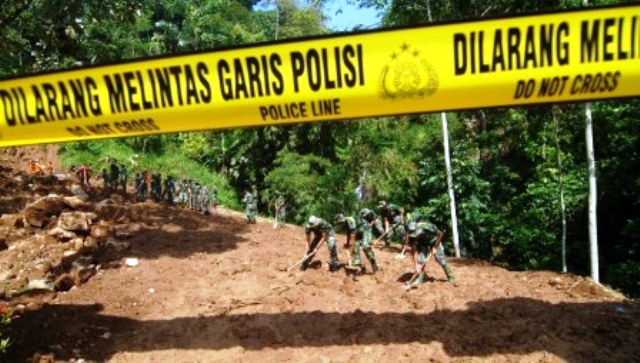 FOTO BENCANA JATENG : Begini Longsor di Banyubiru Semarang
