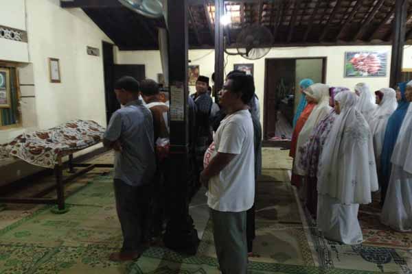 Warga menyalatkan Djuhariah atau yang biasa dipanggil dengan nama Yu Djum. (Arief Wahyudi/JIBI/Harian Jogja)