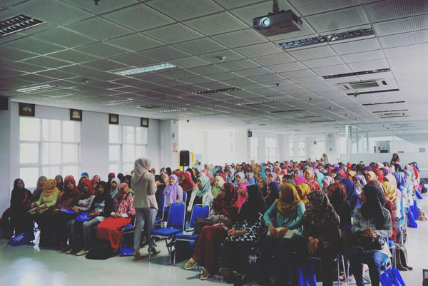 Wardah Gelar Bright Days Campus Roadshow