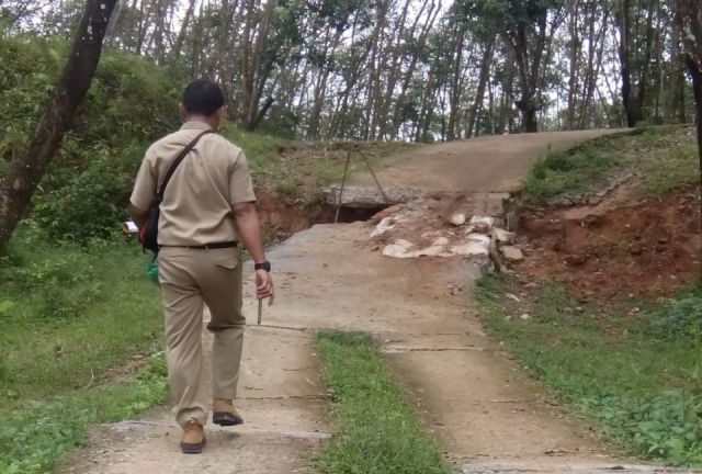 INFRASTRUKTUR KARANGANYAR : Tanah Ambles, Jalan Plosorejo-Seloromo Putus