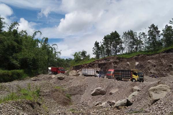 Truk-truk pengangkut pasir bergegas turun saat kawasan tersebut didatangi sejumlah anggota DPRD Sleman yang melakukan sidak di lokasi penambangan pasir ilegal di Desa Umbulharjo, Kecamatan Cangkringan, Sleman, Kamis (22/12/2016). (Holy Kartika N.S/JIBI/Harian Jogja)