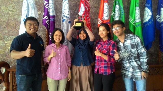 PRESTASI MAHASISWA : Tim FH UNS Menjuarai Lomba Academic Constitutional Drafting 2016