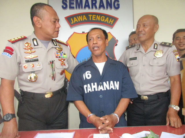 Tersangka kasus penipuan dengan modus penggandaan uang, Kaswanto (tengah), saat menjawab pertanyaan dari Kapolrestabes Semarang, Kombes Pol. Abioso Seno Aji, di Mapolrestabes Semarang, Selasa (3/1/2016). (Imam Yuda S./JIBI/Semarangpos.com)