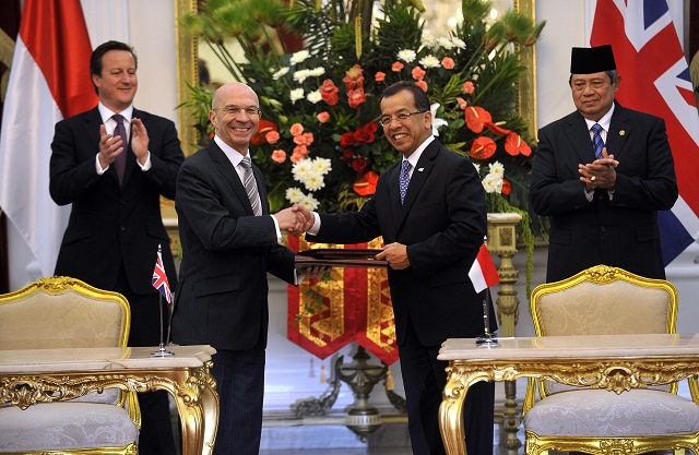 Penandatanganan pembelian pesawat Airbus antara Dirut Garuda Indonesia Emirsyah Satar (kedua kanan) dan Executive Vice President Airbus Tom Williams (kedua kiri) di Istana Merdeka, Jakarta, Rabu (11/4/2012). Pengadaan pesawat ini berujung kasus hukum di KPK. (JIBI/Solopos/Antara/Prasetyo Utomo)