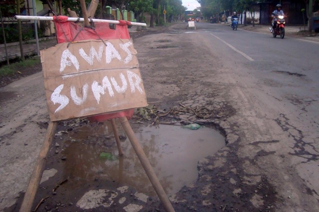 INFRASTRUKTUR SRAGEN : Awas, Banyak “Sumur” di Jl. H.O.S. Cokroaminoto!