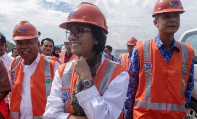 Menteri Keuangan Sri Mulyani Indrawati (tengah) didampingi Menteri Pekerjaan Umum dan Perumahan Rakyat (PUPR) Basuki Hadimuljono (kiri) serta Gubernur Jateng Ganjar Pranowo meninjau jalan tol Semarang-Solo, wilayah Tuntang, Kabupaten Semarang, Jateng, Jumat (17/2/2017). (JIBI/Solopos/Antara/Aji Styawan)