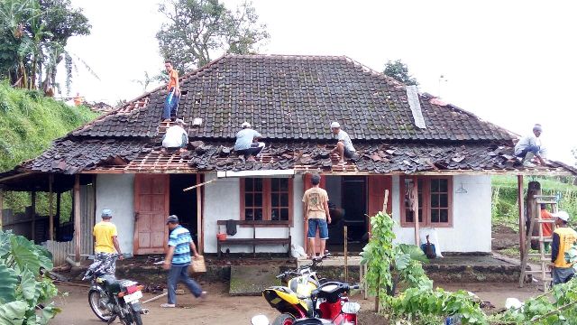 BENCANA KARANGANYAR : Puting Beliung Rusak 118 Rumah, Kerugian Rp300 Juta