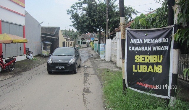 Penuh Kubangan, Jalan Dekat Kampung Jokowi Dilabeli “Wisata Seribu Lubang”