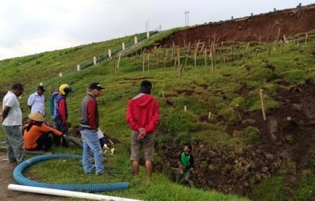 INFRASTRUKTUR KARANGANYAR : Tanggul Waduk Lalung Longsor, Warga Khawatir Tragedi Situ Gintung Terulang