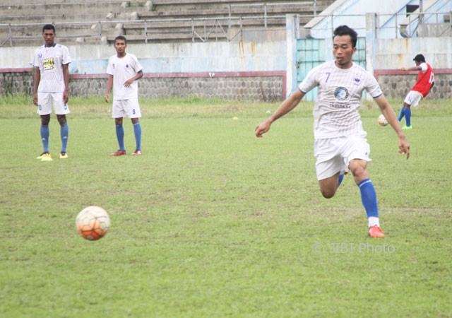 Gelandang PSIS Semarang, M. Yunus (kanan), berusaha mengejar bola dalam sesi latihan tim di Stadion Jatidiri, Semarang, Jumat (3/3/2017). (Imam Yuda Saputra/JIBI/Semarangpos.com)