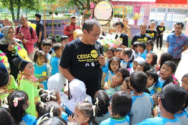 Bupati Karanganyar, Juliyatmono, mengajak anak-anak bernyanyi dan membagikan bingkisan setelah meresmikan taman ramah anak di sebelah barat kantor Setda Kabupaten Karanganyar pada Selasa (14/3/2017). (Sri Sumi Handayani/JIBI/Solopos)