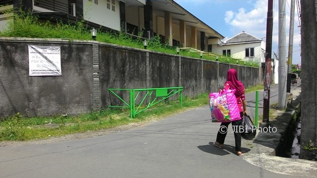Risih dengan Kehadiran PSK, Warga Gilingan Solo Pasang Portal