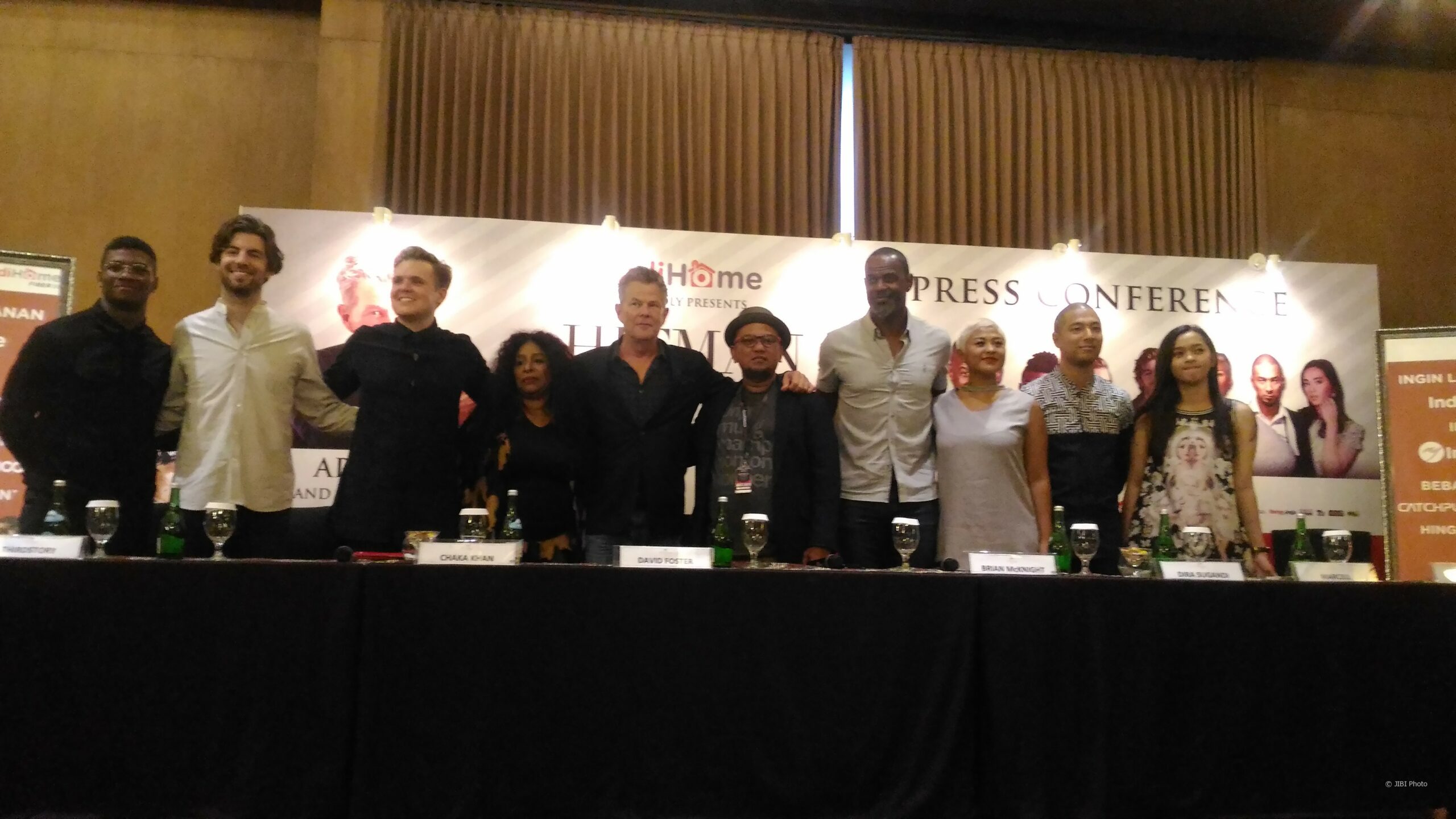 David Foster (lima kiri) berfoto bersama dengan para penyanyi yang akan tampil dalam Indihome Present: Hitman David Foster and Friends Live in Concert seusai jumpa pers di Hotel Tentrem, Rabu (5/4/2017).